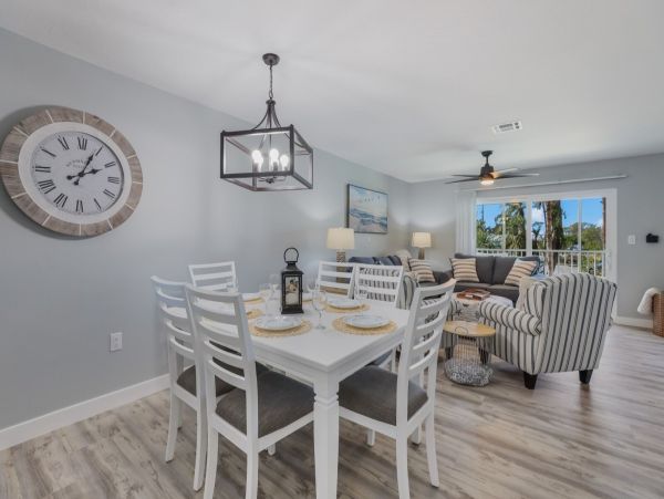 Lovely 2 Bedroom Condo Short Walk to Beach