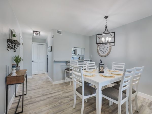 Lovely 2 Bedroom Condo Short Walk to Beach
