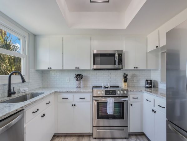 Lovely 2 Bedroom Condo Short Walk to Beach