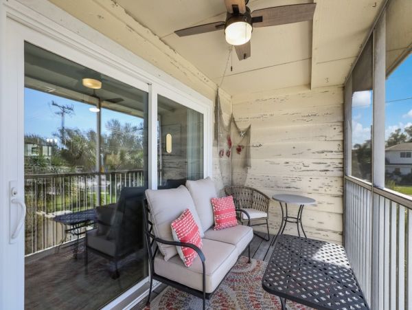 Lovely 2 Bedroom Condo Short Walk to Beach