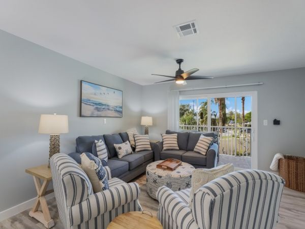 Lovely 2 Bedroom Condo Short Walk to Beach
