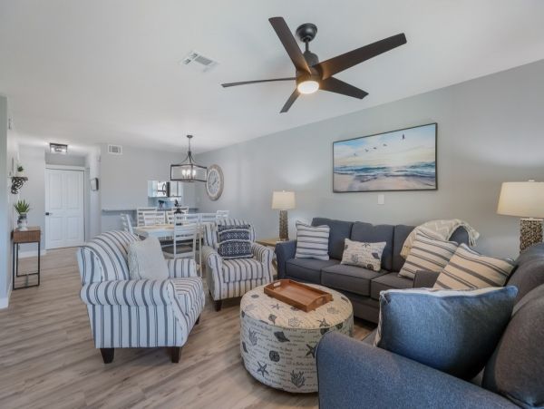 Lovely 2 Bedroom Condo Short Walk to Beach
