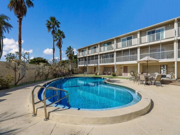 Lovely 2 Bedroom Condo Short Walk to Beach