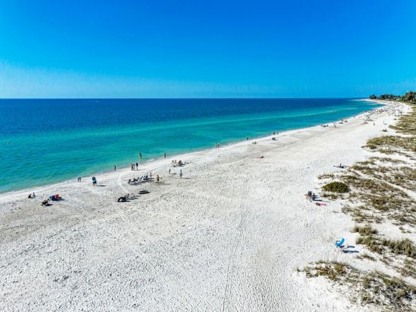Lovely 2 Bedroom Condo Short Walk to Beach