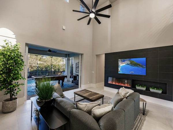 Luxury Vacation Home in Naples with Caged Pool -  Walk to Beach