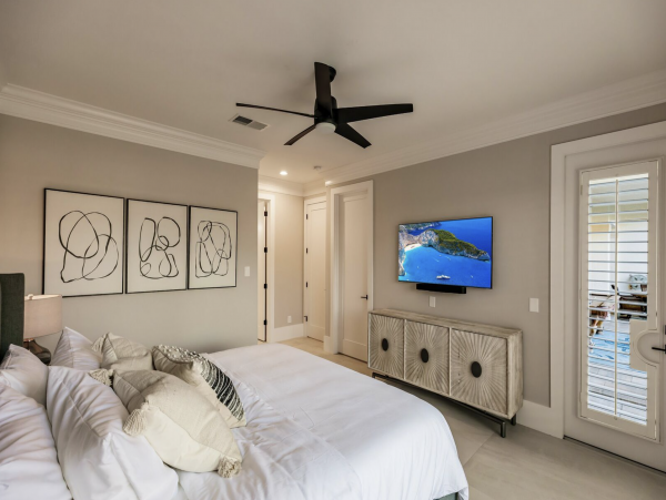 Luxury Vacation Home in Naples with Caged Pool -  Walk to Beach