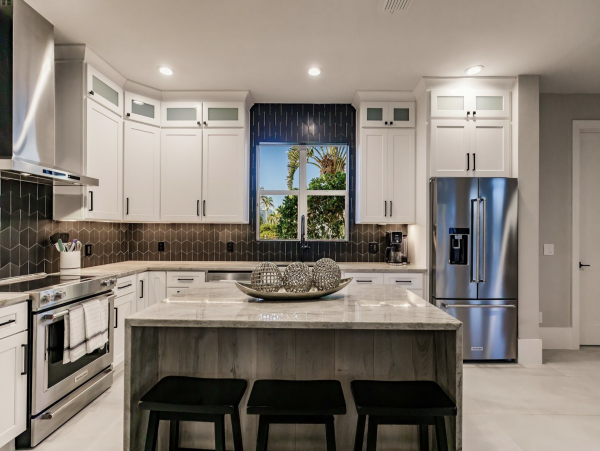Luxury Vacation Home in Naples with Caged Pool -  Walk to Beach