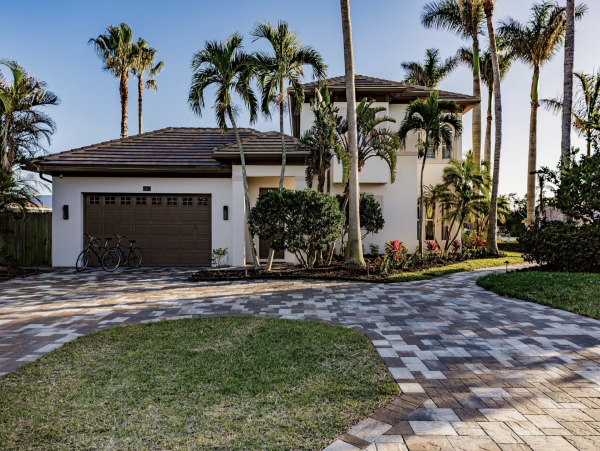 Luxury Vacation Home in Naples with Caged Pool -  Walk to Beach