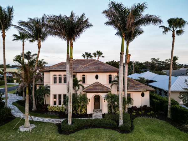 Luxury Vacation Home in Naples with Caged Pool -  Walk to Beach