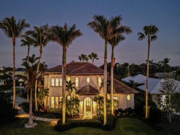 Luxury Vacation Home in Naples with Caged Pool -  Walk to Beach