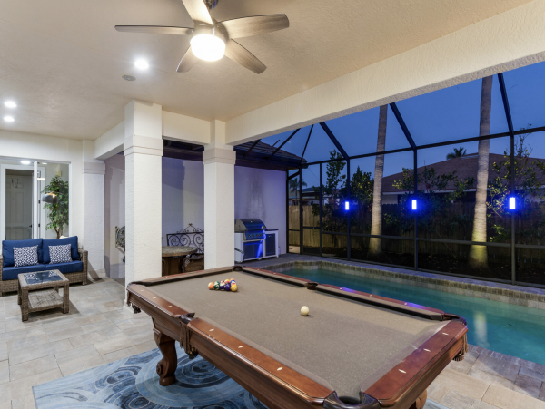 Luxury Vacation Home in Naples with Caged Pool -  Walk to Beach