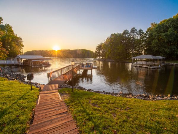 Lake Front Luxury Vacation Home in North Carolina Sleeps 12