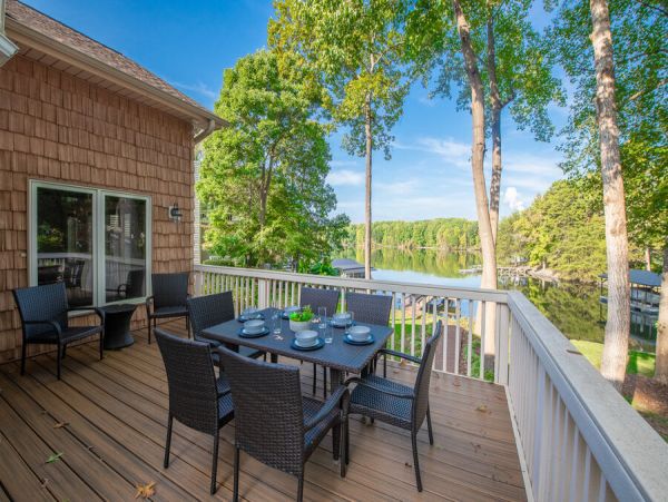 Lake Front Luxury Vacation Home in North Carolina Sleeps 12