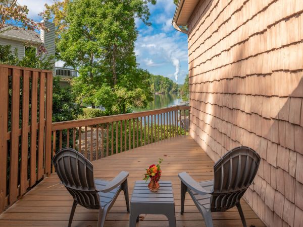 Lake Front Luxury Vacation Home in North Carolina Sleeps 12