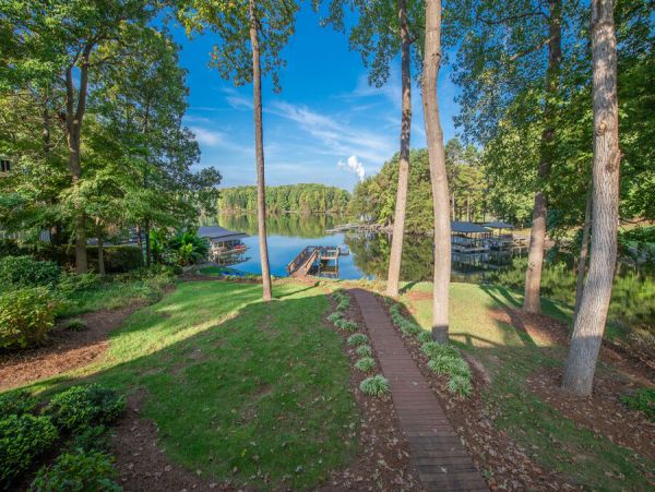 Lake Front Luxury Vacation Home in North Carolina Sleeps 12