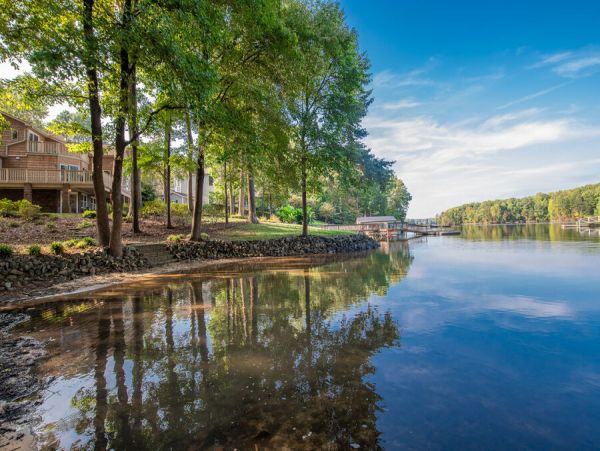 Lake Front Luxury Vacation Home in North Carolina Sleeps 12