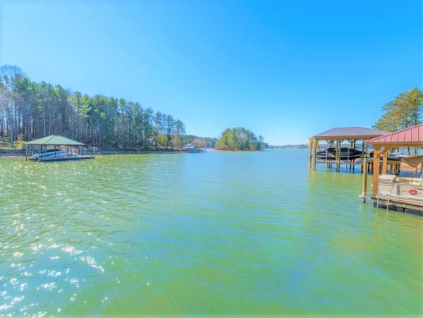 Waterfront Luxury Four Bedroom Rental Home in Lake Norman