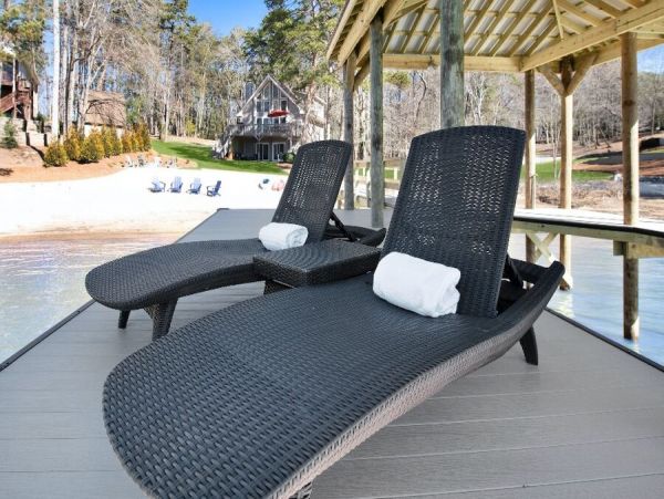 Waterfront Luxury Four Bedroom Rental Home in Lake Norman
