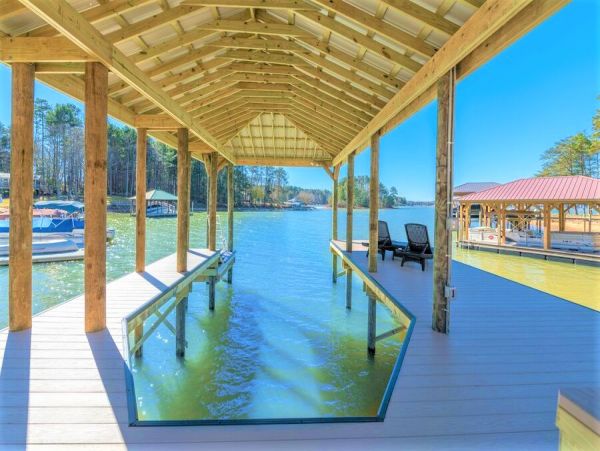Waterfront Luxury Four Bedroom Rental Home in Lake Norman