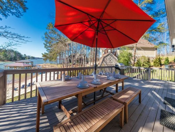 Waterfront Luxury Four Bedroom Rental Home in Lake Norman