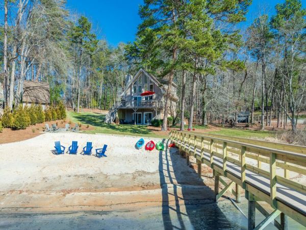 Waterfront Luxury Four Bedroom Rental Home in Lake Norman
