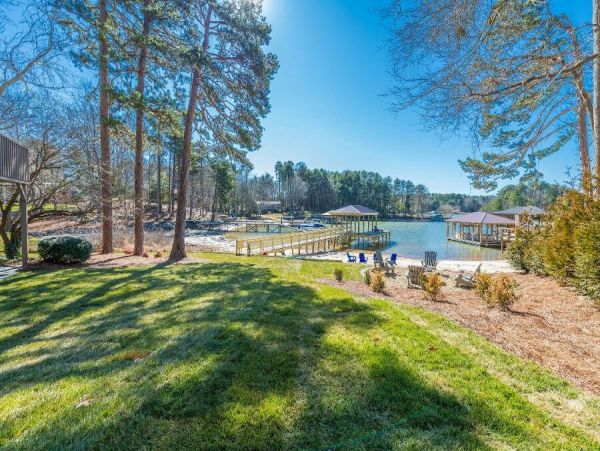 Waterfront Luxury Four Bedroom Rental Home in Lake Norman