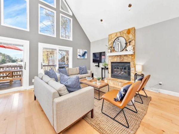 Waterfront Luxury Four Bedroom Rental Home in Lake Norman