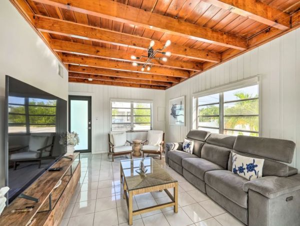 Canal Front Four Bedroom Vacation Home in Key Largo with Dock