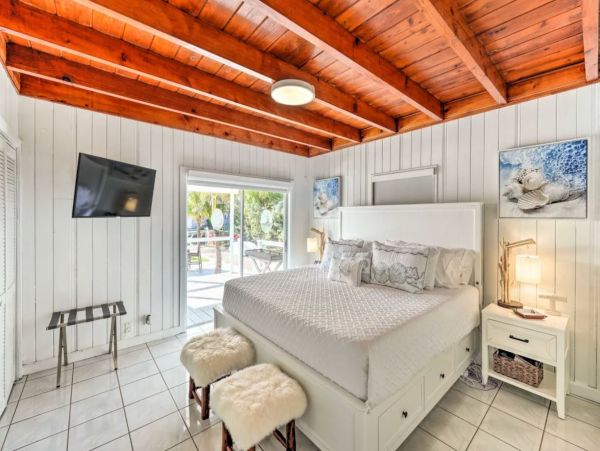 Canal Front Four Bedroom Vacation Home in Key Largo with Dock