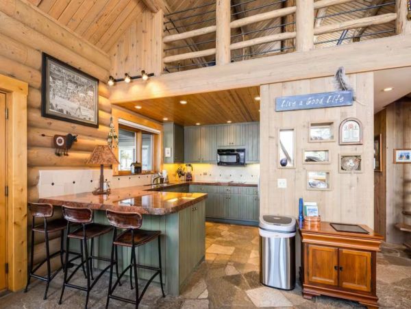 4 Bedroom + Loft Vacation Home in Jackson with Hot Tub