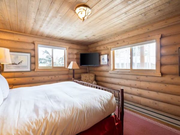 4 Bedroom + Loft Vacation Home in Jackson with Hot Tub