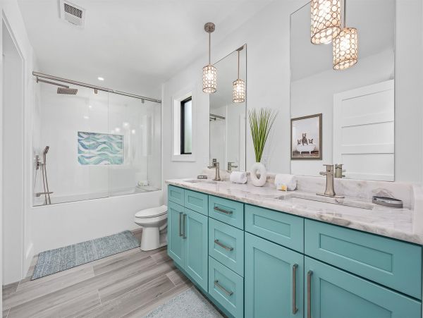 Navarre Beach Waterfront Luxury Vacation Home with Private Beach