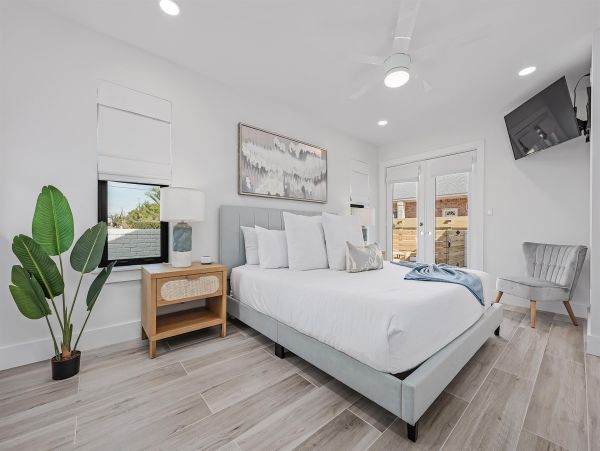 Navarre Beach Waterfront Luxury Vacation Home with Private Beach