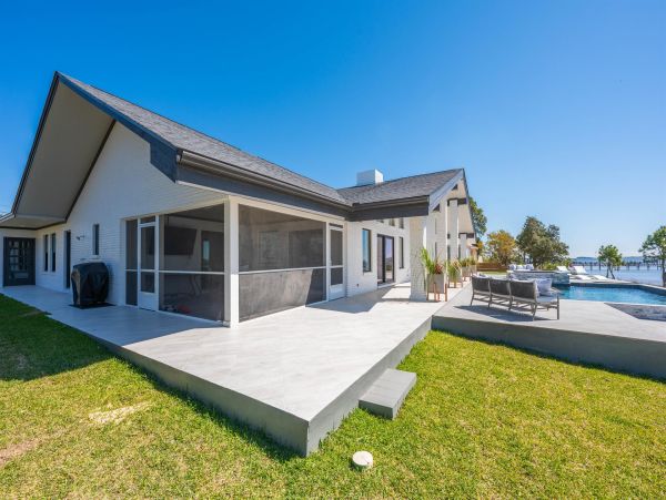 Navarre Beach Waterfront Luxury Vacation Home with Private Beach