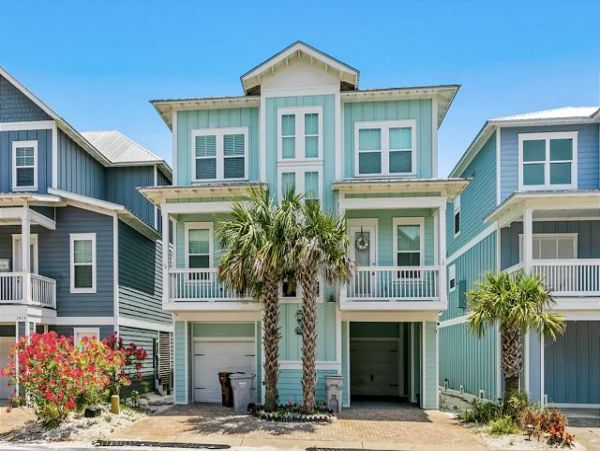 Navarre Vacation Home Five Bedroom Steps from Beach