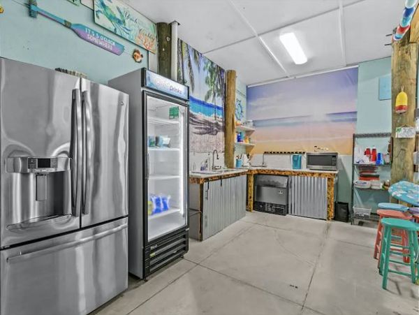 Navarre Vacation Home Five Bedroom Steps from Beach