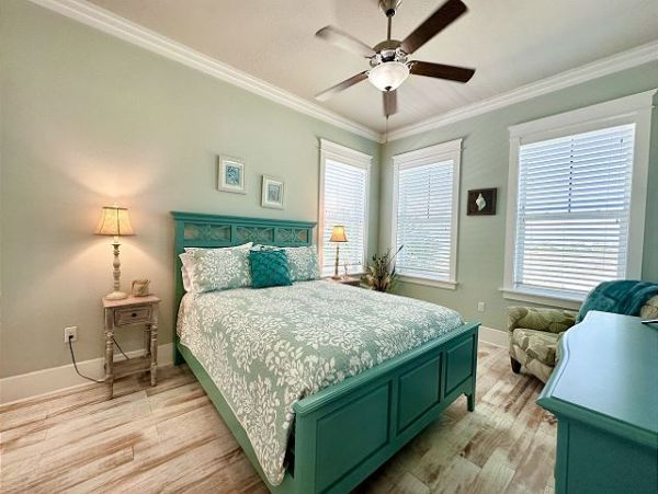 Navarre Vacation Home Five Bedroom Steps from Beach