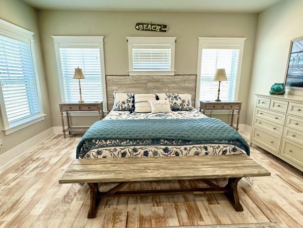 Navarre Vacation Home Five Bedroom Steps from Beach