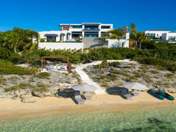 Luxury Beach-Front Villa with 4 Bedrooms