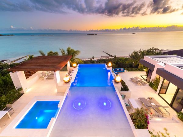 Luxury Beach-Front Villa with 4 Bedrooms
