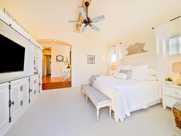Lovely Home One Block from Ocean with Casita