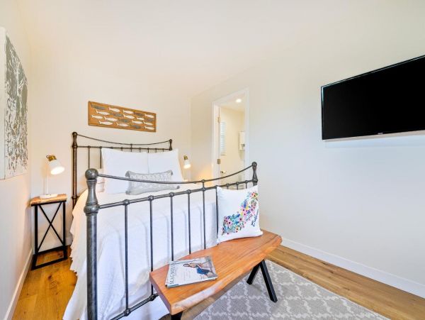 Lovely Home One Block from Ocean with Casita