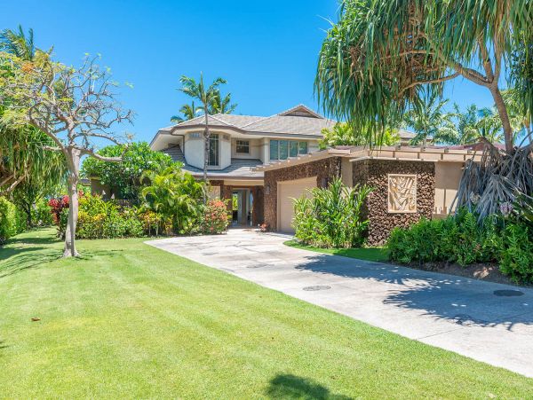 Waimea Vacation Home Four Bedroom Walk to Beach