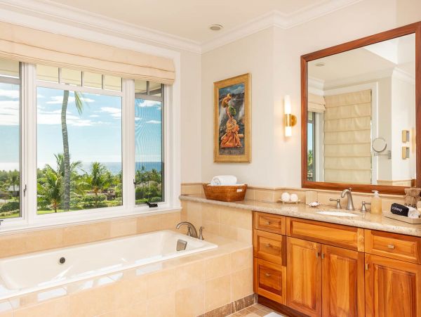 Waimea Vacation Home Four Bedroom Walk to Beach