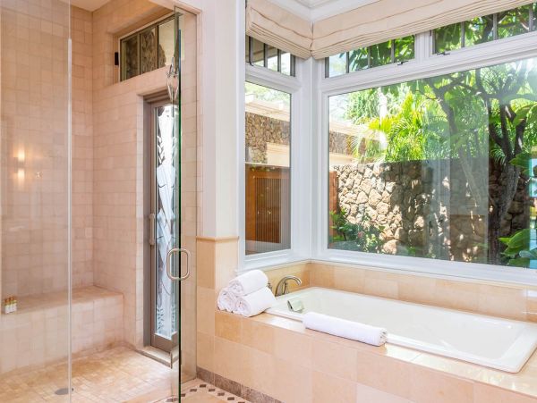 Waimea Vacation Home Four Bedroom Walk to Beach