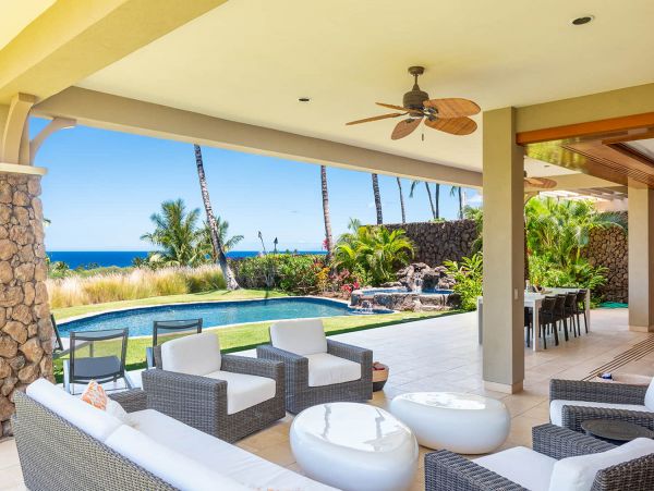 Waimea Vacation Home Four Bedroom Walk to Beach