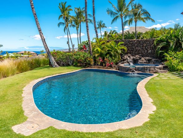 Waimea Vacation Home Four Bedroom Walk to Beach