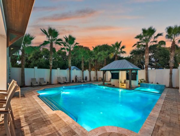 Destin Eight Bedroom Walk to the Beach Vacation Rental