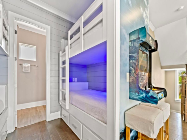 Luxurious 6-Bedroom Home - Steps from the Beach with VIP Extras
