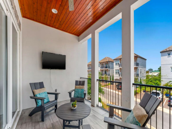Luxurious 6-Bedroom Home - Steps from the Beach with VIP Extras